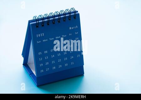 Marzo 2023 calendario da tavolo di colore blu su sfondo blu. Concetto di spazio di copia e calendario. Foto Stock