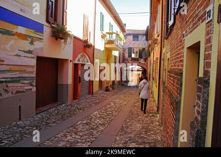 Dozza, Italia. Murales sulla facciata di edifici storici sulla pittoresca Via Edmondo de Amicis. Foto Stock