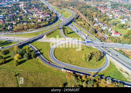 Incrocio su più livelli dell'autostrada. Spaghetti Junction sulla A4 International Highway con Zakopianka strada e ferrovia, la parte della superstrada intorno a Cracovia, Polan Foto Stock