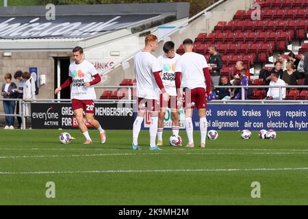 I giocatori di Northampton Town si scaldano prima della partita della Sky Bet League 2 tra Northampton Town e Newport County al PTS Academy Stadium di Northampton sabato 29th ottobre 2022. (Credit: John Cripps | MI News) Credit: MI News & Sport /Alamy Live News Foto Stock