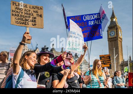 Londra, Regno Unito. 29th Ott 2022. Marzo per la protesta di Mummie marzo, molti in Halloween relativa abito fantasia. Richiedere un'azione governativa in materia di assistenza all'infanzia, congedo parentale e lavoro flessibile. Credit: Guy Bell/Alamy Live News Foto Stock