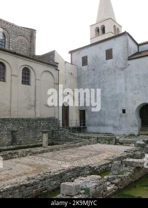 Mosaico del The4th ° secolo dall'oratorio di una casa romana è conservato nel giardino della Basilica Eufrasiana nella città istriana di Porec. Foto Stock