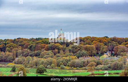 Lancaster, Lancashire, Regno Unito. 29th Ott 2022. Un giorno d'autunno noioso all'Ashton Memorial, Ashton Park, Lancaster, Lancashire. Ashton Memorial è una follia a Williamson Park, Lancaster, Lancashire. Fu costruito dall'industriale Lord Ashton in memoria della sua seconda moglie Jessy ed è conosciuto come il Taj Mahal del Nord e anche la follia più grande dell'Inghilterra. Credit: John Eveson/Alamy Live News Foto Stock