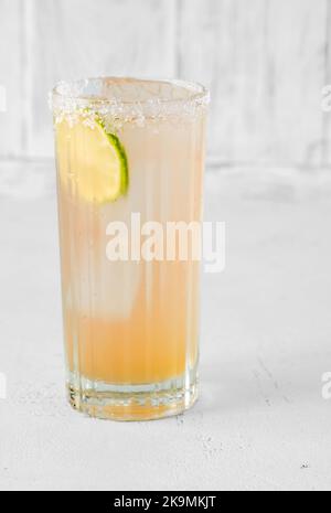 Bicchiere di Palomita cocktail guarnito con mola di lime Foto Stock