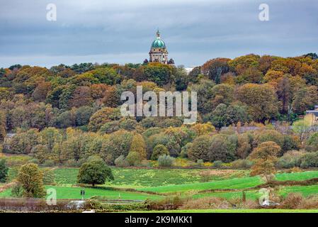 Lancaster, Lancashire, Regno Unito. 29th Ott 2022. Un giorno d'autunno noioso all'Ashton Memorial, Ashton Park, Lancaster, Lancashire. Ashton Memorial è una follia a Williamson Park, Lancaster, Lancashire. Fu costruito dall'industriale Lord Ashton in memoria della sua seconda moglie Jessy ed è conosciuto come il Taj Mahal del Nord e anche la follia più grande dell'Inghilterra. Credit: John Eveson/Alamy Live News Foto Stock