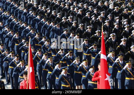 Ankara, Turchia. 29th Ott 2022. I soldati turchi salutano durante la cerimonia tenuta in An?tkabir. La Giornata della Repubblica è una festa nazionale celebrata ogni anno in Turchia e nella parte settentrionale di Cipro il 29 ottobre, in memoria della dichiarazione della Grande Assemblea Nazionale Turca dell'amministrazione della Repubblica il 29 ottobre 1923. In occasione del 99th° anniversario della Repubblica, il Presidente della Repubblica di Turchia Recep Tayyip Erdogan ha visitato il mausoleo di Atatürk, il fondatore del paese. Credit: SOPA Images Limited/Alamy Live News Foto Stock