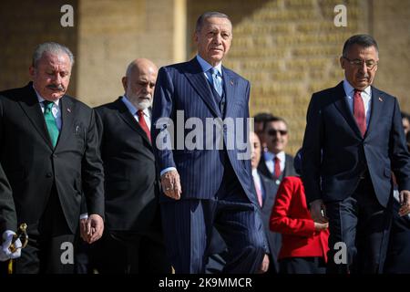 Ankara, Turchia. 29th Ott 2022. Il Presidente della Repubblica di Turchia Recep Tayyip Erdogan partecipa alla cerimonia tenutasi ad an?tkabir. La Giornata della Repubblica è una festa nazionale celebrata ogni anno in Turchia e nella parte settentrionale di Cipro il 29 ottobre, in memoria della dichiarazione della Grande Assemblea Nazionale Turca dell'amministrazione della Repubblica il 29 ottobre 1923. In occasione del 99th° anniversario della Repubblica, il Presidente della Repubblica di Turchia Recep Tayyip Erdogan ha visitato il mausoleo di Atatürk, il fondatore del paese. Credit: SOPA Images Limited/Alamy Live News Foto Stock