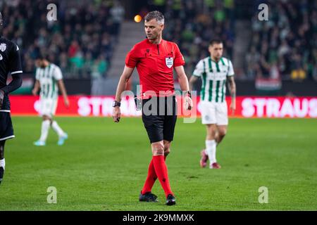 Budapest, Ungheria. 27H, ottobre 2022. L'arbitro Enea Jorgji ha visto durante la partita della UEFA Europa League tra Ferencvaros e Monaco alla Groupama Arena di Budapest. (Photo credit: Gonzales Photo - Balazs Popal). Foto Stock