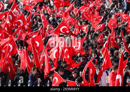 Ankara, Turchia. 29th Ott 2022. La gente sventola bandiere turche durante la cerimonia tenuta in an?tkabir. La Giornata della Repubblica è una festa nazionale celebrata ogni anno in Turchia e nella parte settentrionale di Cipro il 29 ottobre, in memoria della dichiarazione della Grande Assemblea Nazionale Turca dell'amministrazione della Repubblica il 29 ottobre 1923. In occasione del 99th° anniversario della Repubblica, il Presidente della Repubblica di Turchia Recep Tayyip Erdogan ha visitato il mausoleo di Atatürk, il fondatore del paese. (Foto di Tunahan Turhan/SOPA Images/Sipa USA) Credit: Sipa USA/Alamy Live News Foto Stock