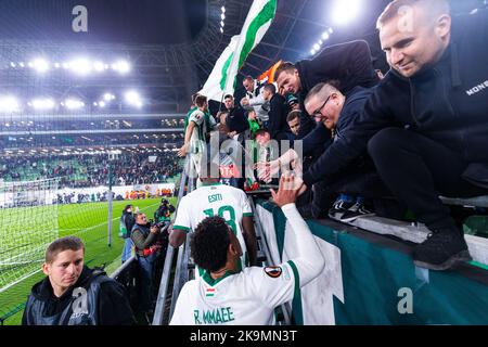 Budapest, Ungheria. 27H, ottobre 2022. I giocatori di Ferencvaros festeggiano con i tifosi dopo la partita della UEFA Europa League tra Ferencvaros e Monaco al Groupama Arena di Budapest. (Photo credit: Gonzales Photo - Balazs Popal). Foto Stock