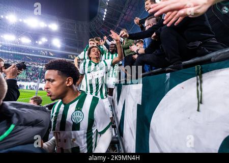 Budapest, Ungheria. 27H, ottobre 2022. I giocatori di Ferencvaros festeggiano con i tifosi dopo la partita della UEFA Europa League tra Ferencvaros e Monaco al Groupama Arena di Budapest. (Photo credit: Gonzales Photo - Balazs Popal). Foto Stock