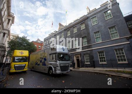 Londra, Inghilterra, Regno Unito. 29th Ott 2022. I furgoni di rimozione sono visti fuori di 10 Downing Street mentre i mobili sono stati trasportati nell'appartamento del primo ministro britannico Rishi Sunak. (Credit Image: © Tayfun Salci/ZUMA Press Wire) Credit: ZUMA Press, Inc./Alamy Live News Foto Stock