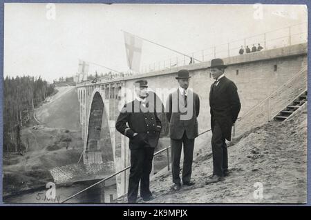 Inaugurazione del ponte ferroviario sul fiume Öre 5 ottobre 1919. Da sinistra il responsabile del lavoro Tydén, il direttore dell'edificio Moberg e Lilliehök. Foto Stock