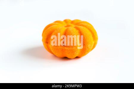 Bomba da bagno arancione profumato a forma di zucca. Prodotto per la cura della pelle. Foto Stock