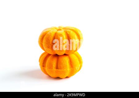 Bombe da bagno arancioni profumate a forma di zucca. Prodotti per la cura della pelle. Foto Stock