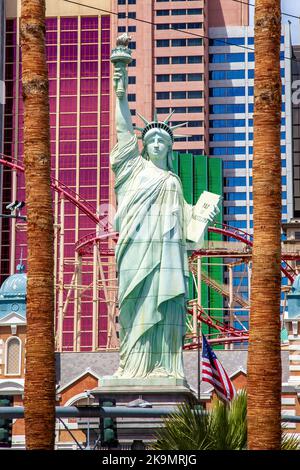 Las Vegas, USA - 18 aprile 2012: Replica della Statua della libertà contro la facciata del New York, New Youk hotel e casinò sulla Strip. Foto Stock