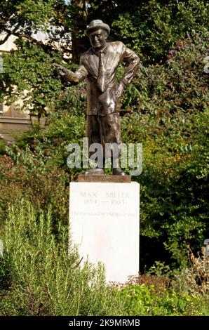 Statua in memoria di Max Miller, Brighton, Sussex, Regno Unito. Max Miller, il più alto comico della Gran Bretagna negli anni '1930s, '1940s e '1950s è nato a Brighton. Foto Stock