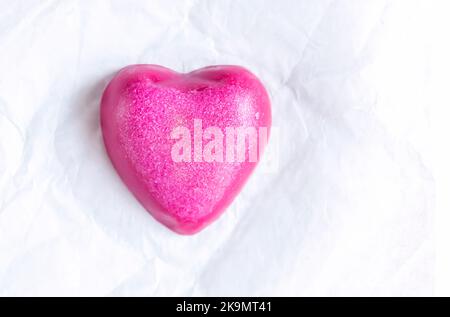Saponetta a forma di cuore su sfondo morbido e chiaro. Vista dall'alto. Foto Stock