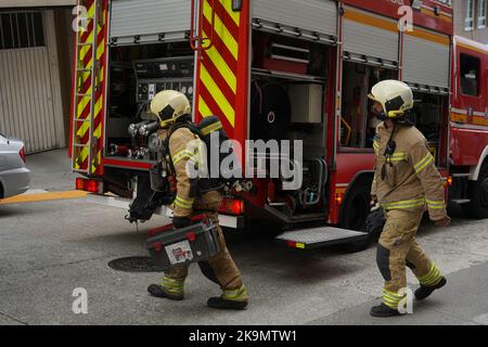 A Coruna, Spagna i vigili del fuoco vanno a bordo di un camion dei vigili del fuoco per spegnere un fuoco di casa. Luglio 3, 2022 Foto Stock