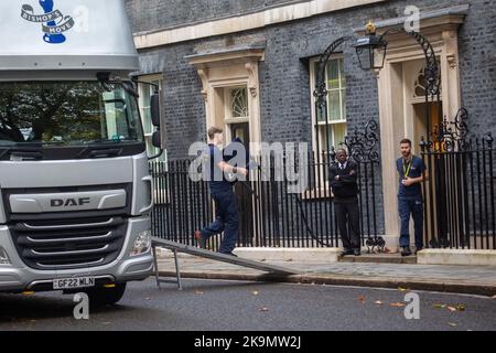 Londra, Inghilterra, Regno Unito. 29th Ott 2022. I furgoni di rimozione sono visti fuori di 10 Downing Street mentre i mobili sono stati trasportati nell'appartamento del primo ministro britannico Rishi Sunak. (Credit Image: © Tayfun Salci/ZUMA Press Wire) Credit: ZUMA Press, Inc./Alamy Live News Foto Stock