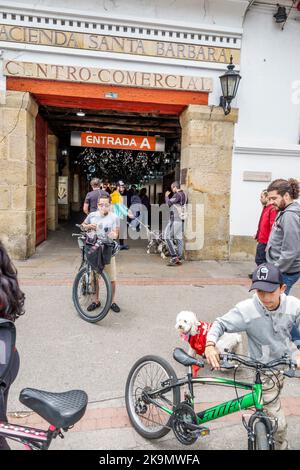Bogota Colombia, Usaquen Mercado de Las Pulgas en Usaquen Domenica mercato delle pulci, Hacienda Santa Barbara Centro-Comercial, negozi business business s Foto Stock