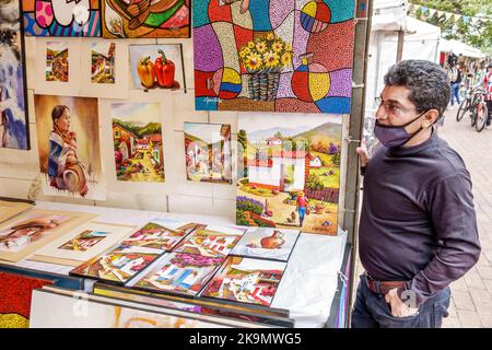 Bogota Colombia,Usaquen Mercado de Las Pulgas en Usaquen Domenica mercato delle pulci Asociacion Mercado Santa Barbara Usaquen Turistico zona pedonale Foto Stock