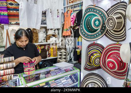 Bogota Colombia,Usaquen Carrera 6a Mercado de Las Pulgas en Usaquen Domenica mercato delle pulci, artigianato mostra vendita tradizionale sombrero vueltiao girato h Foto Stock