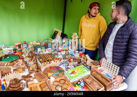 Bogota Colombia,Usaquen Carrera 6a Mercado de Las Pulgas en Usaquen Domenica mercato delle pulci, legno giochi da tavolo puzzle Checker cinesi, artigianato mostra s Foto Stock