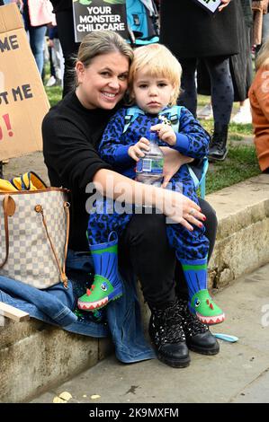 Londra, Regno Unito. Nadia Essex e il figlio Ezechiele. Marzo delle Mummie è una protesta nazionale per chiedere la riforma del governo in materia di assistenza all'infanzia, congedo parentale e lavoro flessibile. Più di 12.000 genitori hanno marciato in tutto il paese in 11 località. Il costume di Halloween è stato incoraggiato positivamente. Credit: michael melia/Alamy Live News Foto Stock