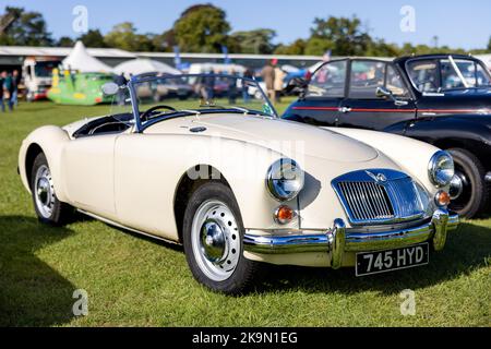 1960 MG A Mk i Roadster ‘745 HYD’ in mostra al Race Day Airshow tenutosi a Shuttleworth il 2nd ottobre 2022 Foto Stock