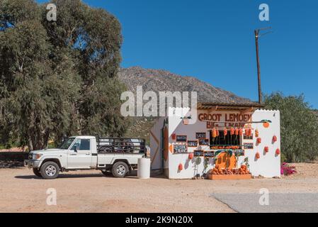 CITRUSDAL, SUD AFRICA - 9 SETTEMBRE 2022: La Grande strada arancione Stall accanto alla strada N7 vicino a Citrusdal nel Capo Occidentale Foto Stock