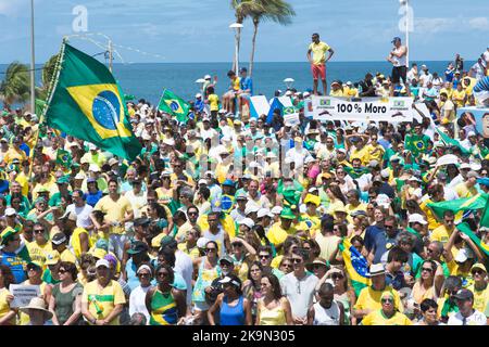 I manifestanti con bandiere brasiliane chiedono l'impeachment di Dilma Ruosseff. Salvador, Brasile Foto Stock