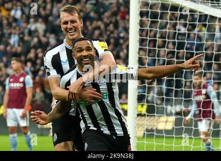 Il Callum Wilson di Newcastle United con il compagno di squadra Dan Burn festeggia il secondo gol della partita durante la partita della Premier League al St. James' Park, Newcastle. Data immagine: Sabato 29 ottobre 2022. Foto Stock