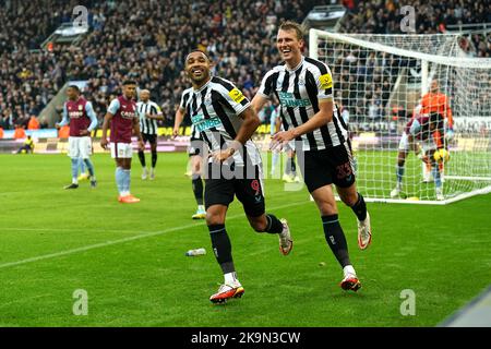 Il Callum Wilson di Newcastle United con il compagno di squadra Dan Burn festeggia il secondo gol della partita durante la partita della Premier League al St. James' Park, Newcastle. Data immagine: Sabato 29 ottobre 2022. Foto Stock