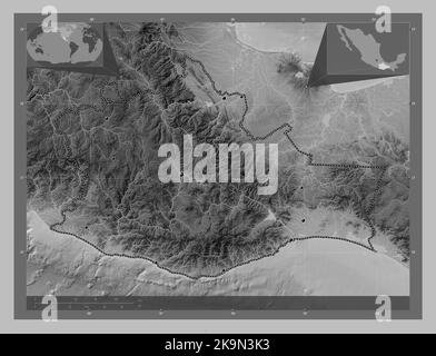 Oaxaca, stato del Messico. Mappa in scala di grigi con laghi e fiumi. Posizioni delle principali città della regione. Mappe delle posizioni ausiliarie degli angoli Foto Stock