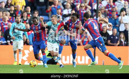 James Ward-Prowse (al centro) di Southampton, Tyrick Mitchell (a sinistra) del Crystal Palace e Eberechi Eze (a destra) di Southampton si battono per la palla durante la partita della Premier League al Selhurst Park, Londra. Data immagine: Sabato 29 ottobre 2022. Foto Stock