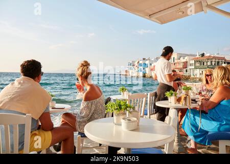 I turisti dell'isola di Mykonos nel bar sul lungomare Foto Stock