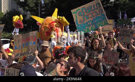 TEL AVIV, ISRAELE - 28 OTTOBRE: I dimostranti hanno dato segnali durante la marcia annuale sul clima per sensibilizzare il pubblico e per chiedere un'azione governativa il 28 ottobre 2022 a Tel Aviv, Israele. la marcia sul clima si è svolta per il settimo anno in vista della conferenza sul clima delle Nazioni Unite del COP27, che si aprirà ufficialmente il 6 novembre nella località egiziana di Sharm el Sheikh. Credit: Eddie Gerald/Alamy Live News Foto Stock