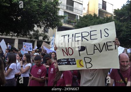 TEL AVIV, ISRAELE - 28 OTTOBRE: I dimostranti hanno dato segnali durante la marcia annuale sul clima per sensibilizzare il pubblico e per chiedere un'azione governativa il 28 ottobre 2022 a Tel Aviv, Israele. la marcia sul clima si è svolta per il settimo anno in vista della conferenza sul clima delle Nazioni Unite del COP27, che si aprirà ufficialmente il 6 novembre nella località egiziana di Sharm el Sheikh. Credit: Eddie Gerald/Alamy Live News Foto Stock