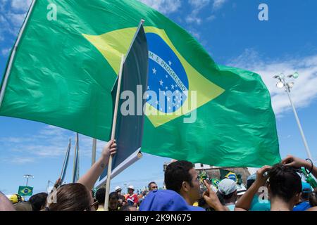 I manifestanti con bandiere brasiliane chiedono l'impeachment di Dilma Ruosseff. Salvador, Brasile Foto Stock