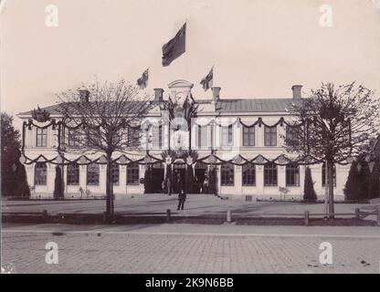 La ferrovia Karlskrona - Växjö è stata aperta al traffico pubblico nel 1874. Nello stesso anno, le case di stazione sono state completate su due piani. Il cortile è stato progettato in modo da avere spazio per cinque piste. La foto mostra la stazione di Karlskrona alla visita del re all'inaugurazione di Carl XI - la città. Foto Stock