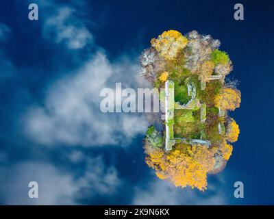 Aviemore, Scozia, Regno Unito. 29th ottobre 2022. Vista aerea degli spettacolari colori tardo autunnali e dei riflessi delle nuvole intorno al castello in rovina sull'isola di Loch an Eilein nella tenuta di Rothiemurchus nel Parco Nazionale di Cairngorms vicino ad Aviemore nelle Highlands scozzesi. Iain Masterton/Alamy Live News Foto Stock