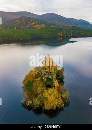 Aviemore, Scozia, Regno Unito. 29th ottobre 2022. Vista aerea degli spettacolari colori tardo autunnali intorno al castello in rovina sull'isola di Loch an Eilein nella tenuta Rothiemurchus nel Parco Nazionale di Cairngorms vicino ad Aviemore nelle Highlands scozzesi. Iain Masterton/Alamy Live News Foto Stock