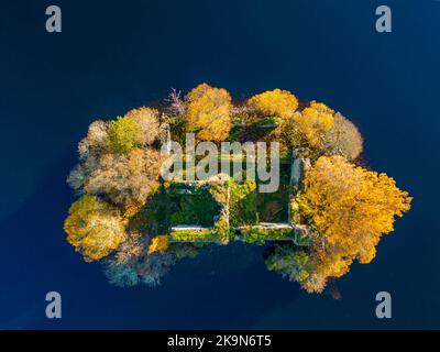 Aviemore, Scozia, Regno Unito. 29th ottobre 2022. Vista aerea degli spettacolari colori tardo autunnali intorno al castello in rovina sull'isola di Loch an Eilein nella tenuta Rothiemurchus nel Parco Nazionale di Cairngorms vicino ad Aviemore nelle Highlands scozzesi. Iain Masterton/Alamy Live News Foto Stock