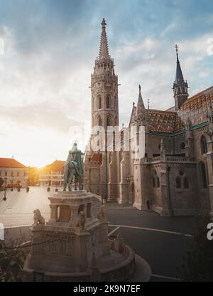 Statua di Santo Stefano e Chiesa di Mattia al Bastione dei pescatori - Budapest, Ungheria Foto Stock