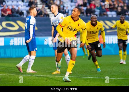 Joao Pedro (10) di Watford celebra il suo obiettivo e lo rende 0-1 durante la partita del campionato Sky Bet tra Wigan Athletic e Watford al DW Stadium di Wigan sabato 29th ottobre 2022. (Credit: Mike Morese | MI News) Credit: MI News & Sport /Alamy Live News Foto Stock