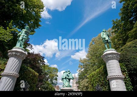 Statue di bronzo (di Paul Hankar) che rappresentano le corporazioni medievali in Place du Petit Sablon, Bruxelles, Belgio Foto Stock