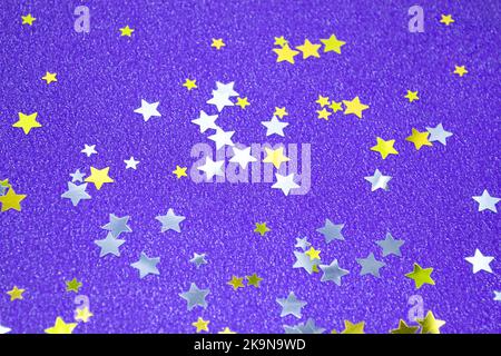 Bellissimo sfondo rosso viola o magenta con stelle coriandoli oro e argento. Foto Stock