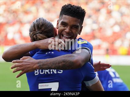 Il tireece John-Jules di Ipswich Town (indietro) abbraccia Wes Burns dopo aver segnato il secondo gol del loro fianco durante la partita della Sky Bet League One alla Valley, Londra. Data immagine: Sabato 29 ottobre 2022. Foto Stock