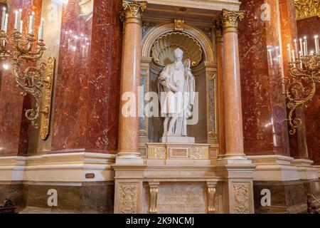 Statua di San Gerardo di Csanad (Szent Gellert) nella Basilica di Santo Stefano interno - Budapest, Ungheria Foto Stock